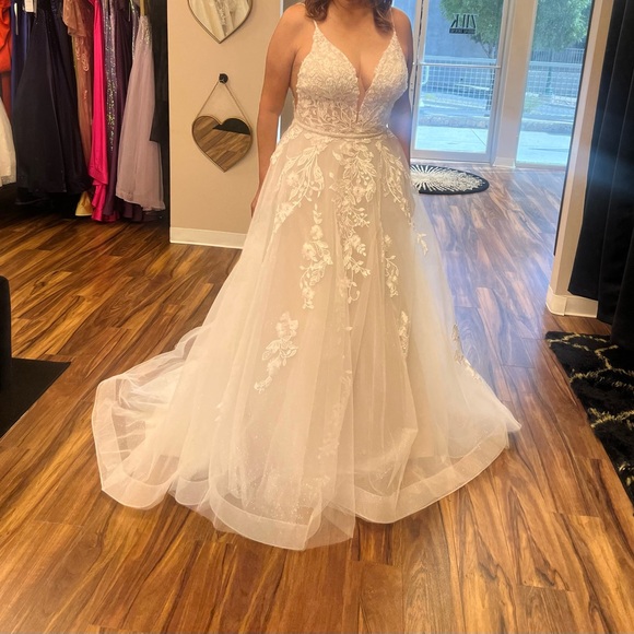 Elegant White Lace Gown - Picture 1 of 2